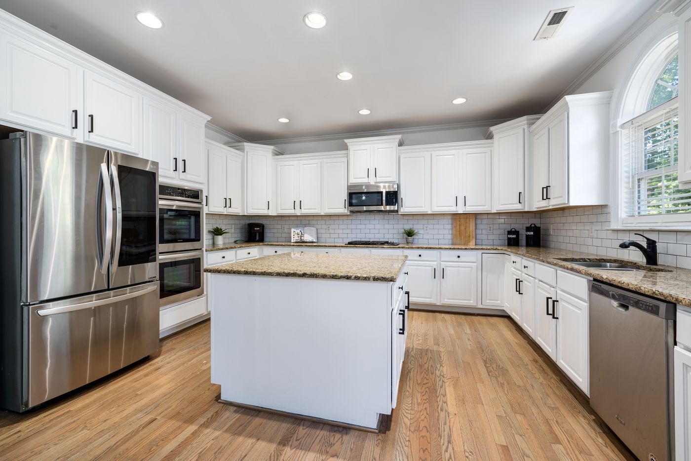 Kitchen island, cabinets and cooking appliances